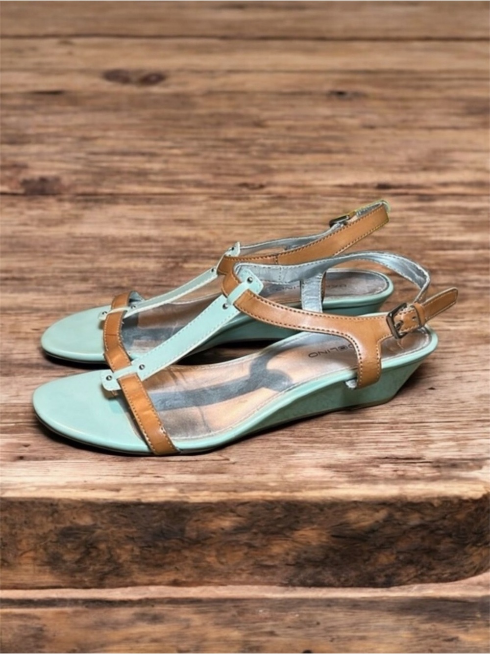 Bandolino “Gurrey” Retro-Vibe Low Wedge Sandal in Mint & Brown Size 8